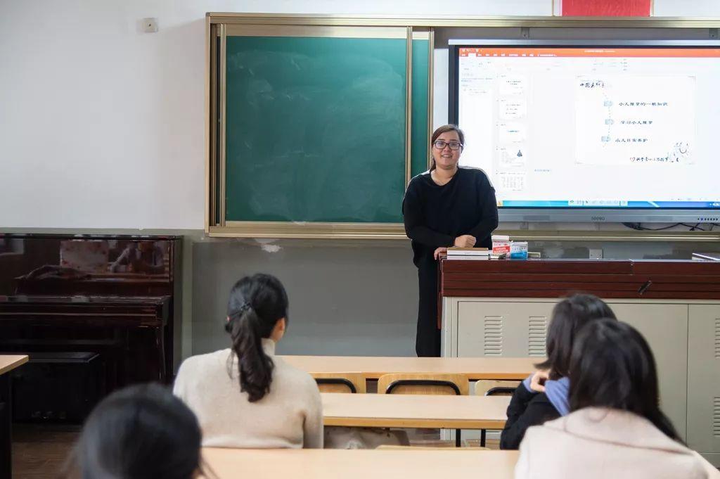 巧笑倩兮漫思茶 玉手纤纤瓶满花 ——记2019世外中学“三八妇女节”主题活动