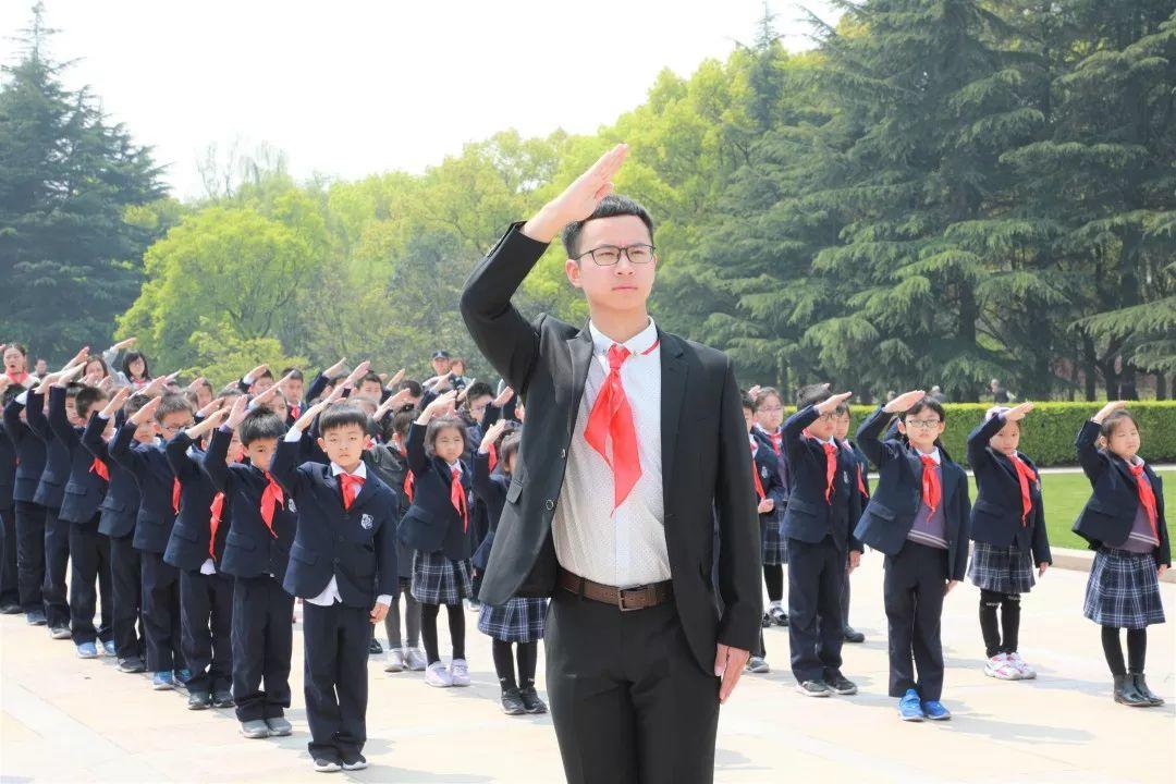缅怀英雄，领巾飘扬，争做新时代的好队员