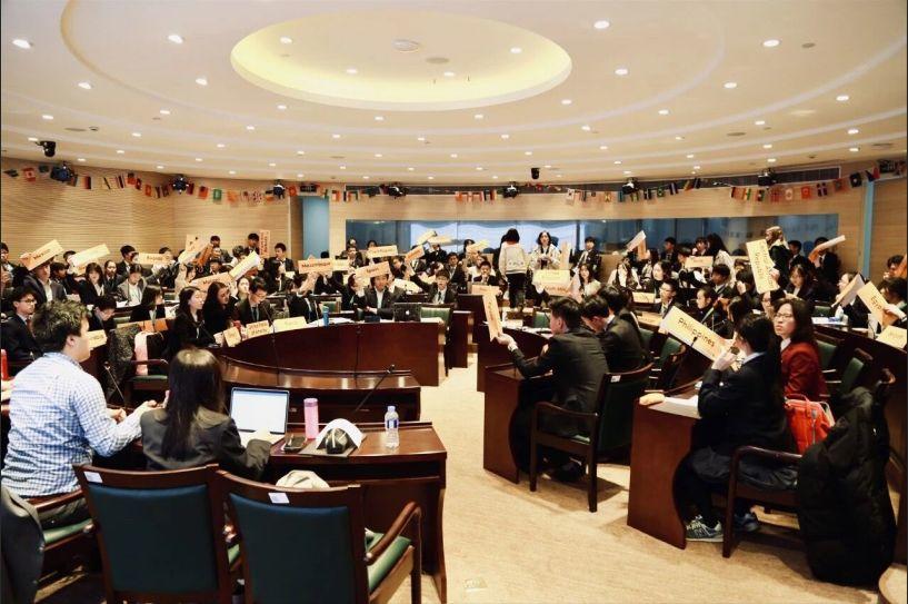 莘莘学子汇聚一堂，纵论世事不亦乐乎？丨记金苹果国际部学子参加模拟联合国大会
