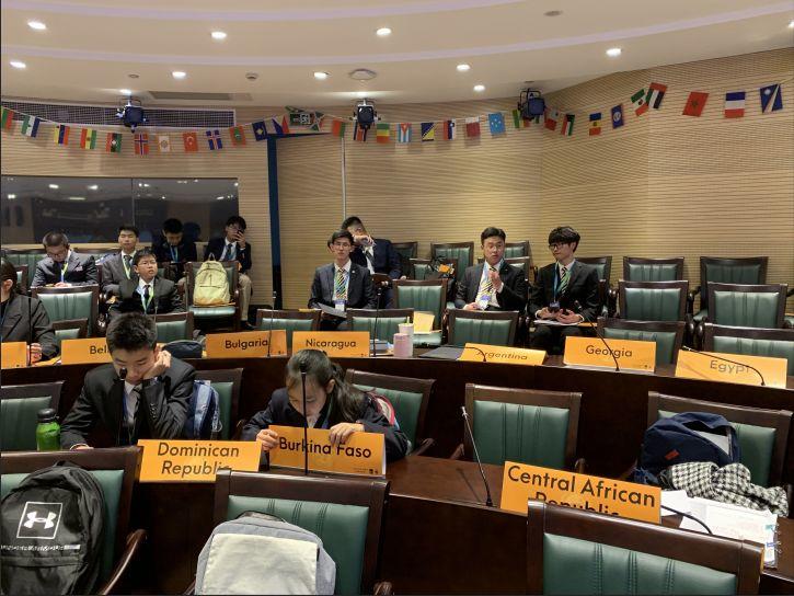 莘莘学子汇聚一堂，纵论世事不亦乐乎？丨记金苹果国际部学子参加模拟联合国大会