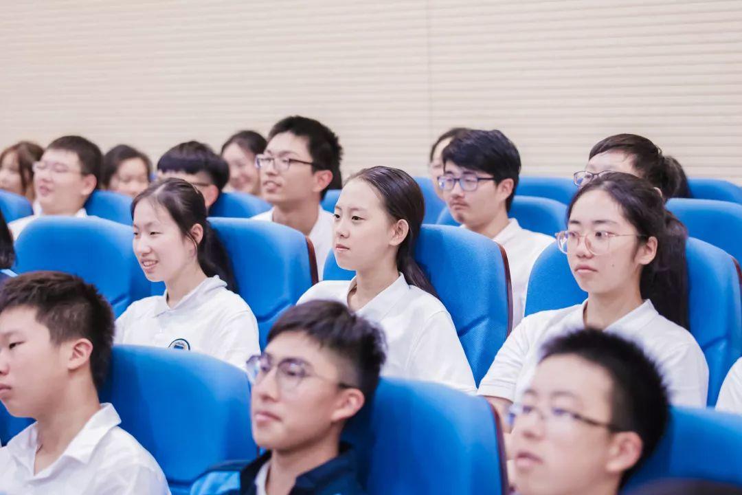 校园|学霸教官返场位育,高一新生再掀迷彩高潮 校园|学霸教官返场位育,高一新生再掀迷彩高潮