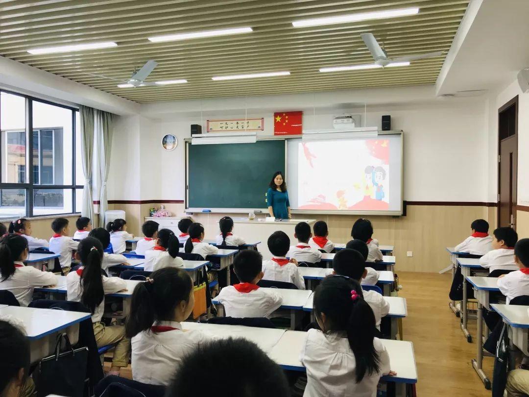 红领巾心向党,争做新时代好队员——尚德小学部庆祝建队70周年主题队会 红领巾心向党,争做新时代好队员——尚德小学部庆祝建队70周年主题队会