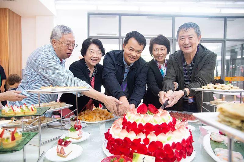 重九欢饮桃花酿,满源花菊郁金黄——记世外中学重阳节活动 重九欢饮桃花酿,满源花菊郁金黄——记世外中学重阳节活动
