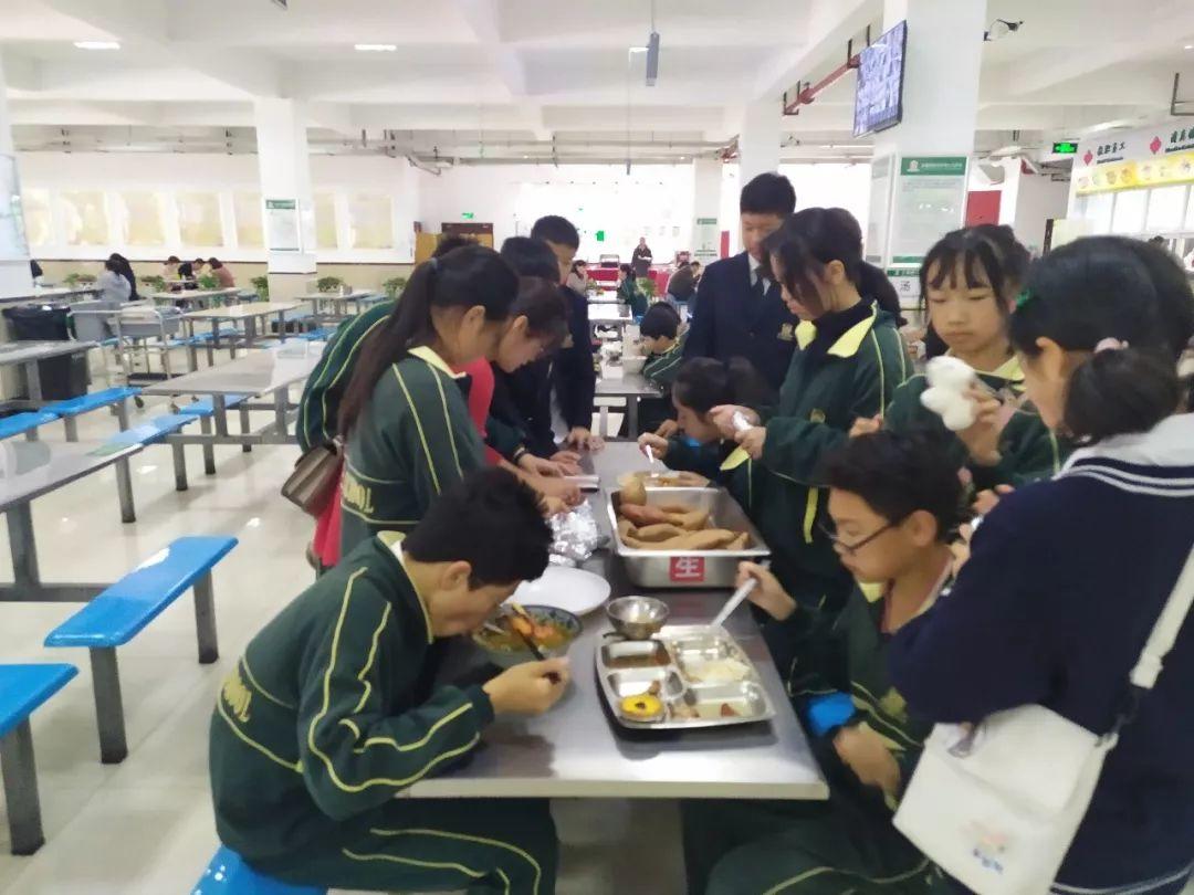 吃在嘴里，甜在心里 ——上海枫叶国际学校初中部701趣味周五活动