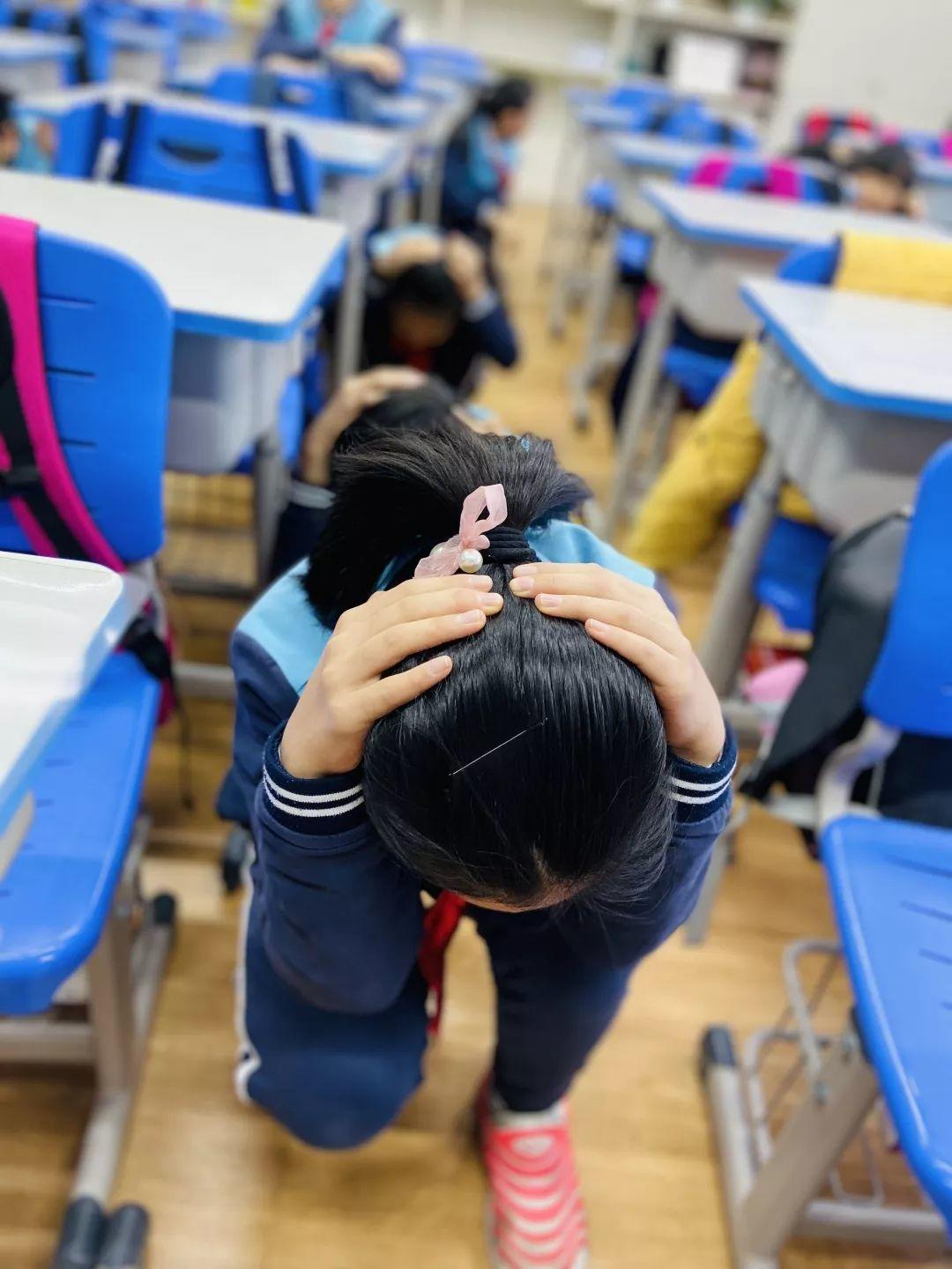 居安思危,应急有方 ——尚德小学部防震逃生演习 居安思危,应急有方 ——尚德小学部防震逃生演习