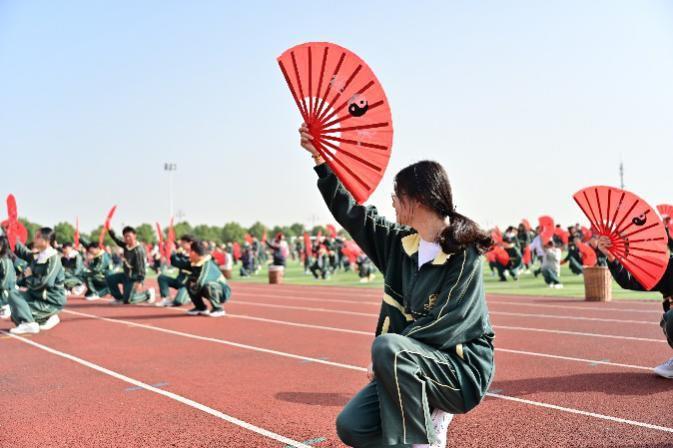 红扇挥舞，舒展生命 ——上海枫叶高中太极扇段位考核及班赛启动