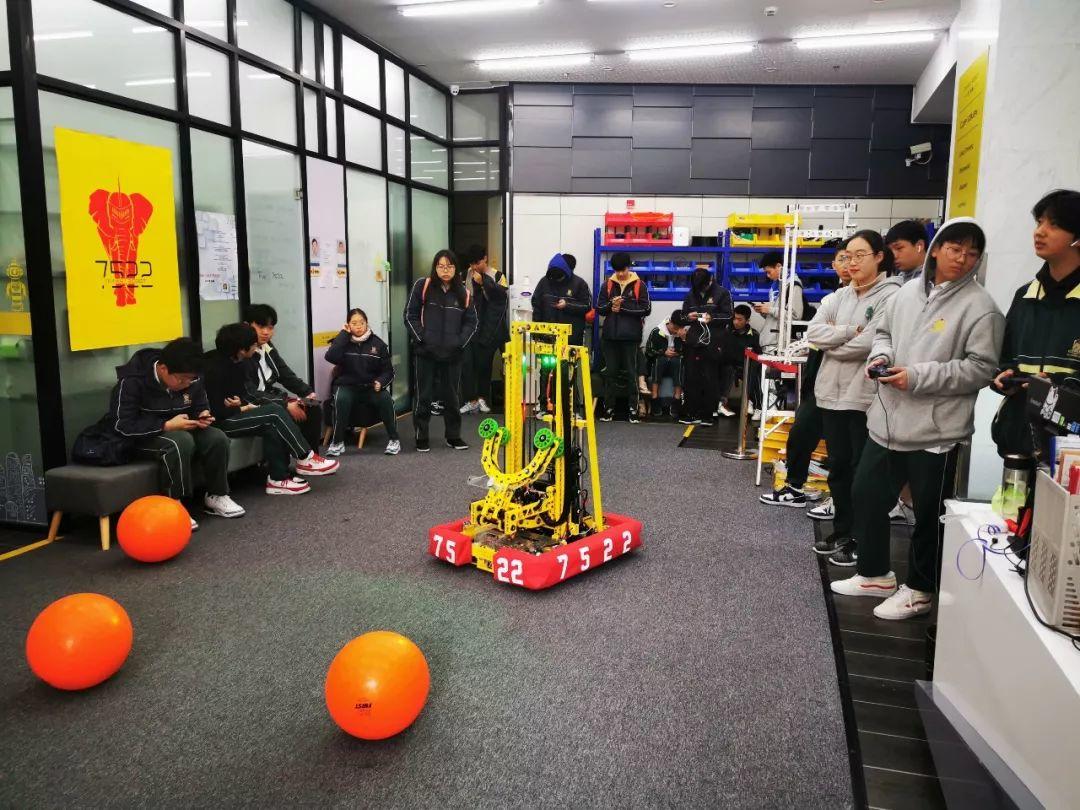 上海枫叶国际学校高中部研学系列(一)——工业世界,AI制造 上海枫叶国际学校高中部研学系列(一)——工业世界,AI制造