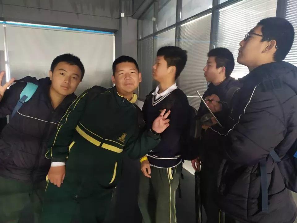 崇自然之道,明平和之理 ——记初中部六、七年级长江大保护社会实践 崇自然之道,明平和之理 ——记初中部六、七年级长江大保护社会实践