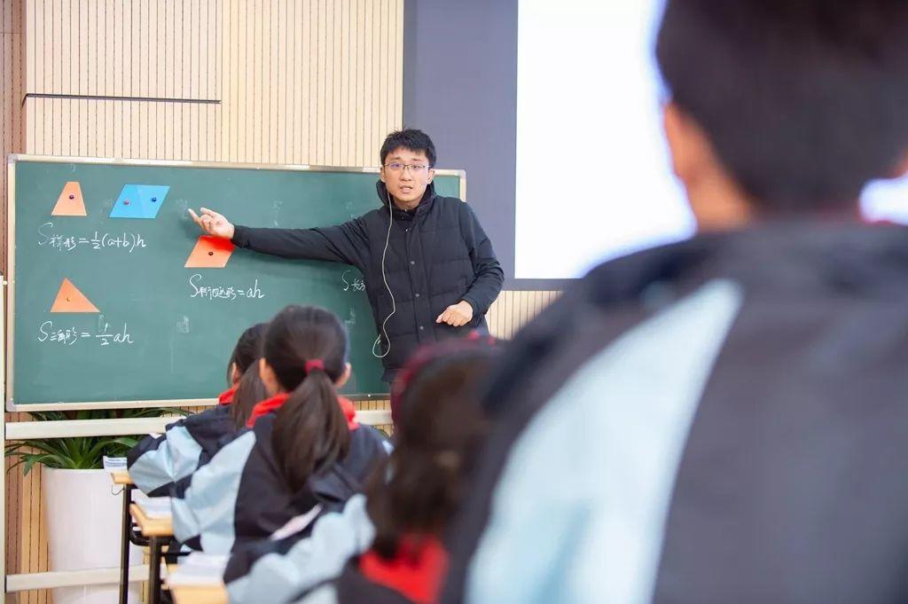 核心素养培育视角下的问题情境设计 ——记2019年五校联合教研活动数学专场 核心素养培育视角下的问题情境设计 ——记2019年五校联合教研活动数学专场