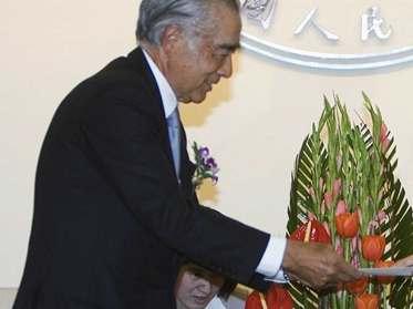 为进沃顿商学院,川普找枪手替考SAT?他的亿万富翁校友还有... 为进沃顿商学院,川普找枪手替考SAT?他的亿万富翁校友还有...