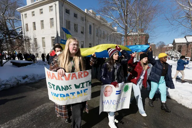 学术无国界？MIT中止与俄研究所合作，多所藤校举行反战游行！