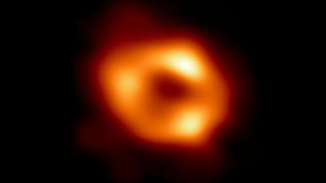 从银河中心到地球，我们看见了跨越27000光年黑洞的真实图像！