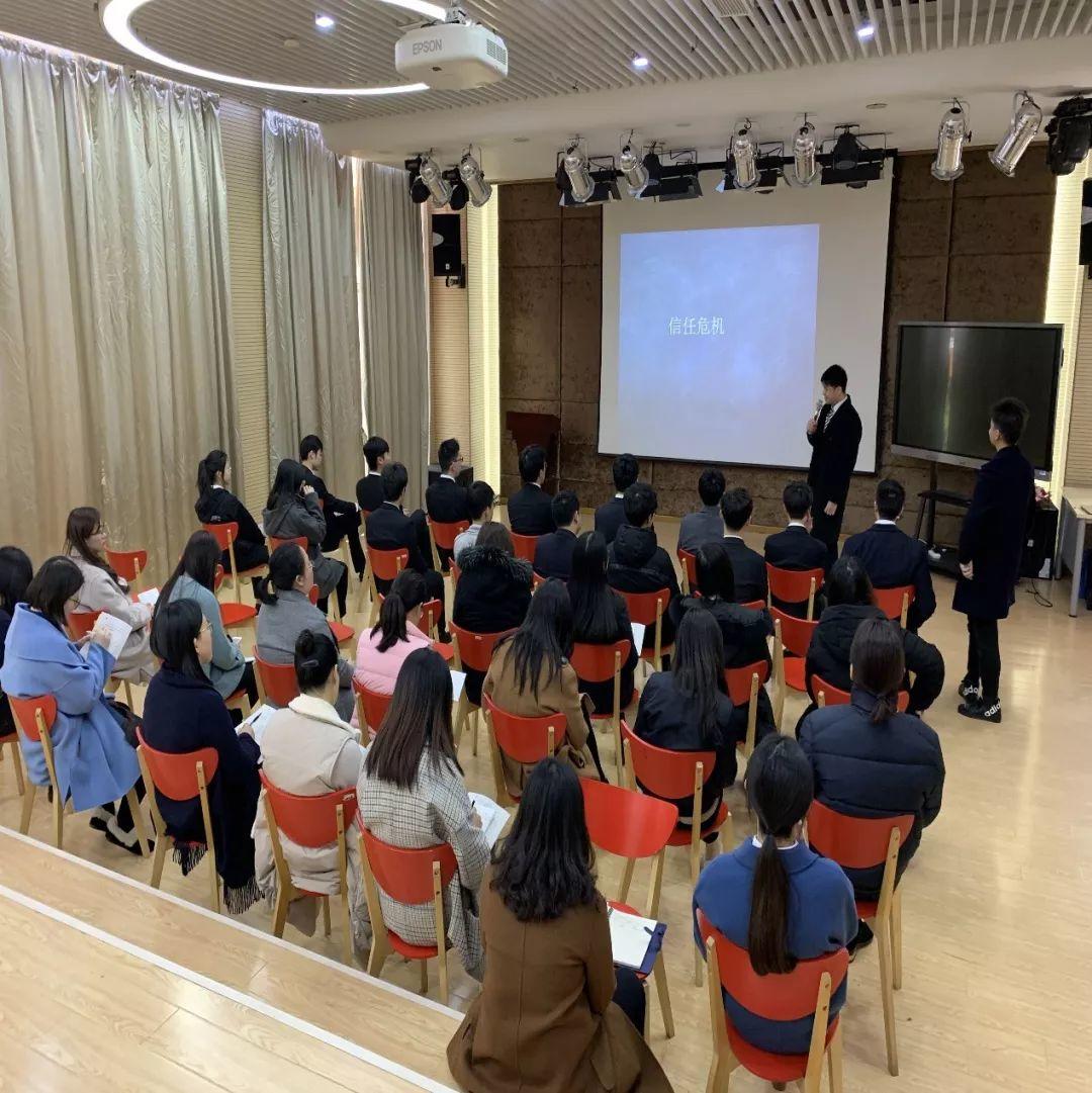 金苹果双语学校国际部“雷锋月”主题班会丨帮或不帮
