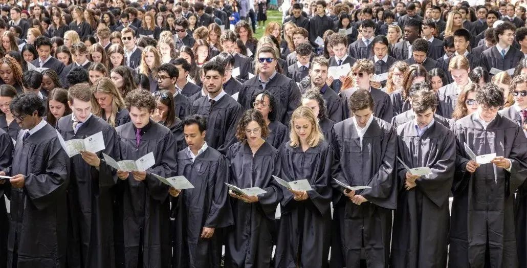 耶鲁大学校长2025毕业典礼演讲：跨越隔阂，以人本关怀重塑世界