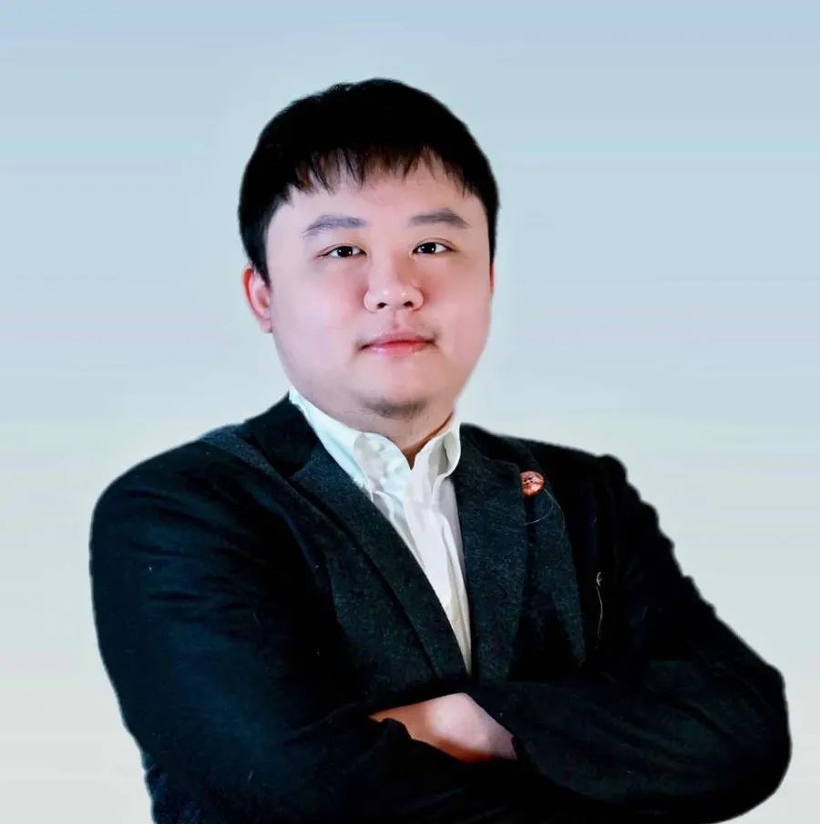 周冠宇老师照片